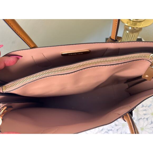 COPY - Michael Kors Shoulder Bag Beige Tan Gold Hardware - Picture 5 of 11